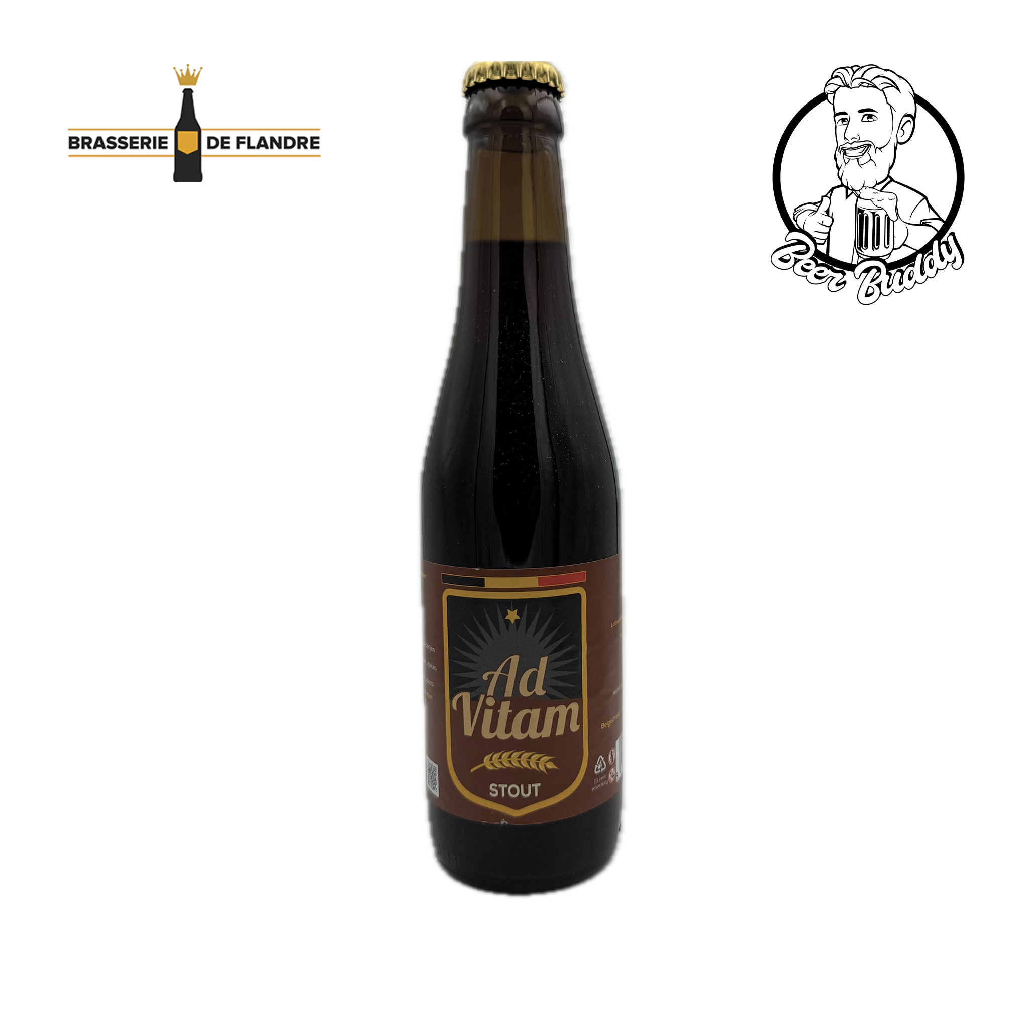 Een donkere glazen fles Ad Vitam Stout-bier, gebrouwen door Brasserie De Flandre, staat gecentreerd tegen een witte achtergrond. Het etiket toont een kroon- en zonnestraalmotief boven de tekst "Ad Vitam Stout" in goud. Dit Belgisch diepdonker stoutbier benadrukt donkere mouten. Het logo van Brasserie De Flandre verschijnt in de linkerbovenhoek.